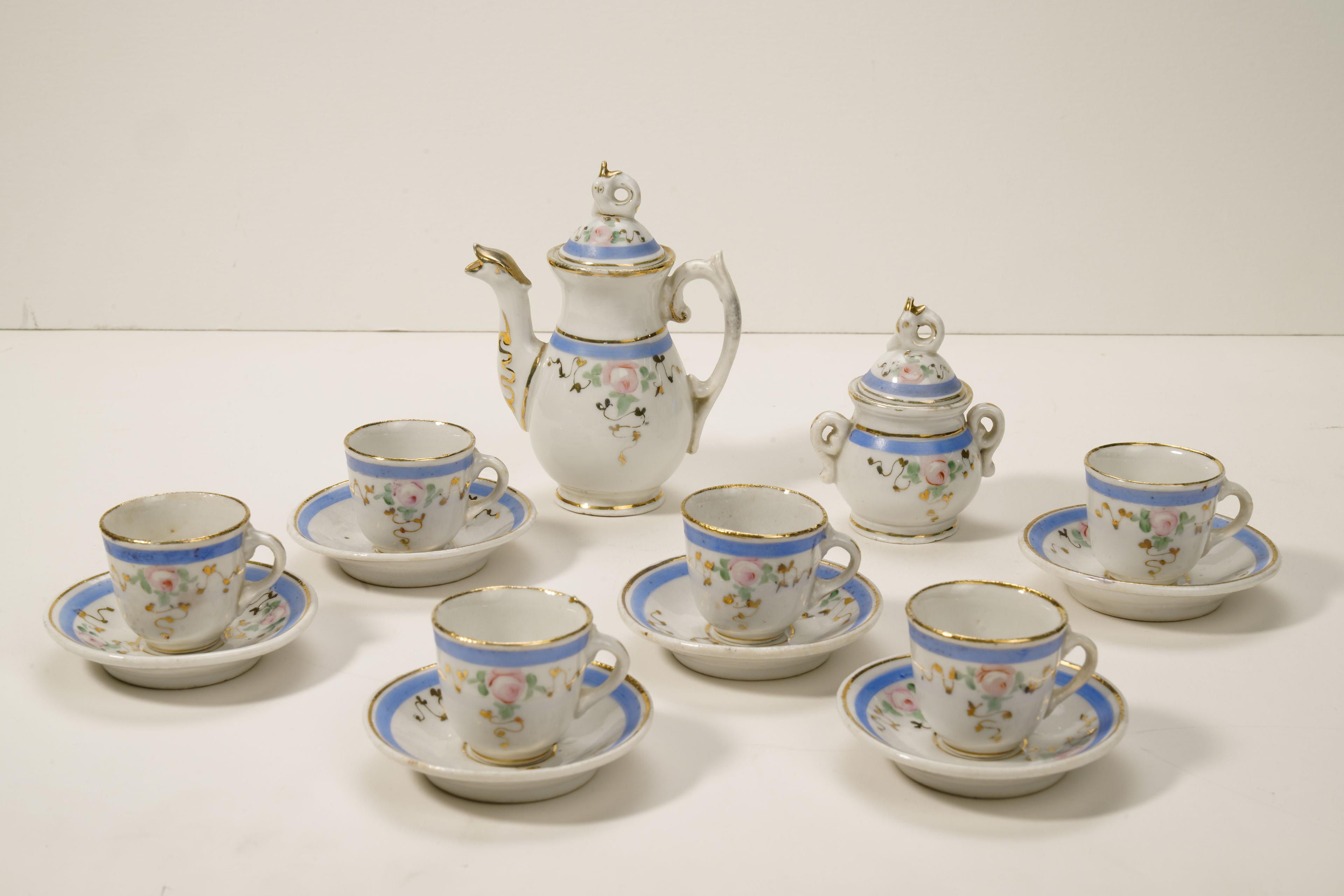 Mavi ve altın detaylarla süslenmiş, zarif bir porselen çay takımı.